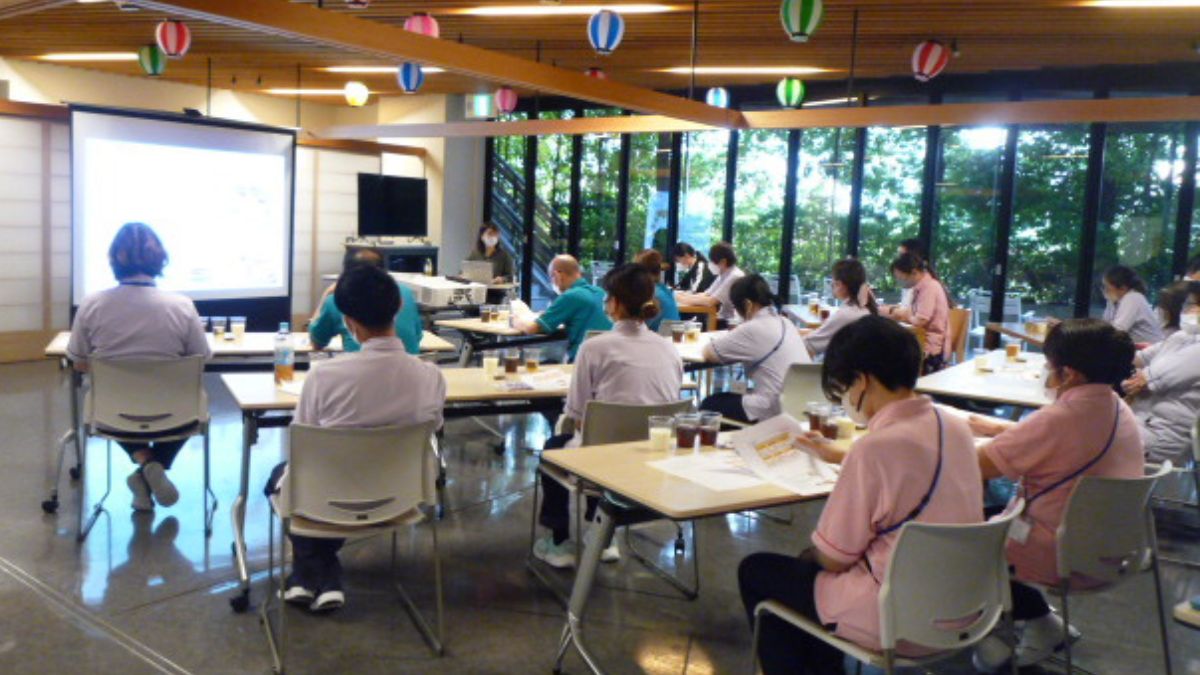 受託先高齢者施設にて介護スタッフ様向けの嚥下研修会を実施 －社内認定資格制度「嚥下食クックテクニシャン」認定者が指導－